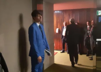 Tímido, filho de Bolsonaro tenta passar despercebido em sessão solene