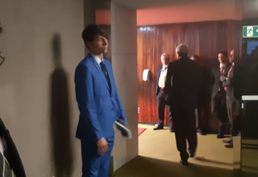 Tímido, filho de Bolsonaro tenta passar despercebido em sessão solene