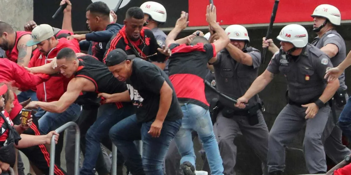 Torcedores do Flamengo brigam entre si durante jogo contra o São Paulo