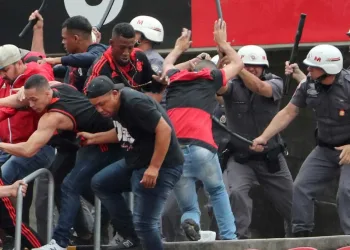 Torcedores do Flamengo brigam entre si durante jogo contra o São Paulo