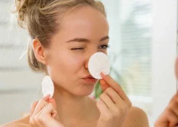 Dormir de maquiagem faz pele envelhecer precocemente e pode cegar