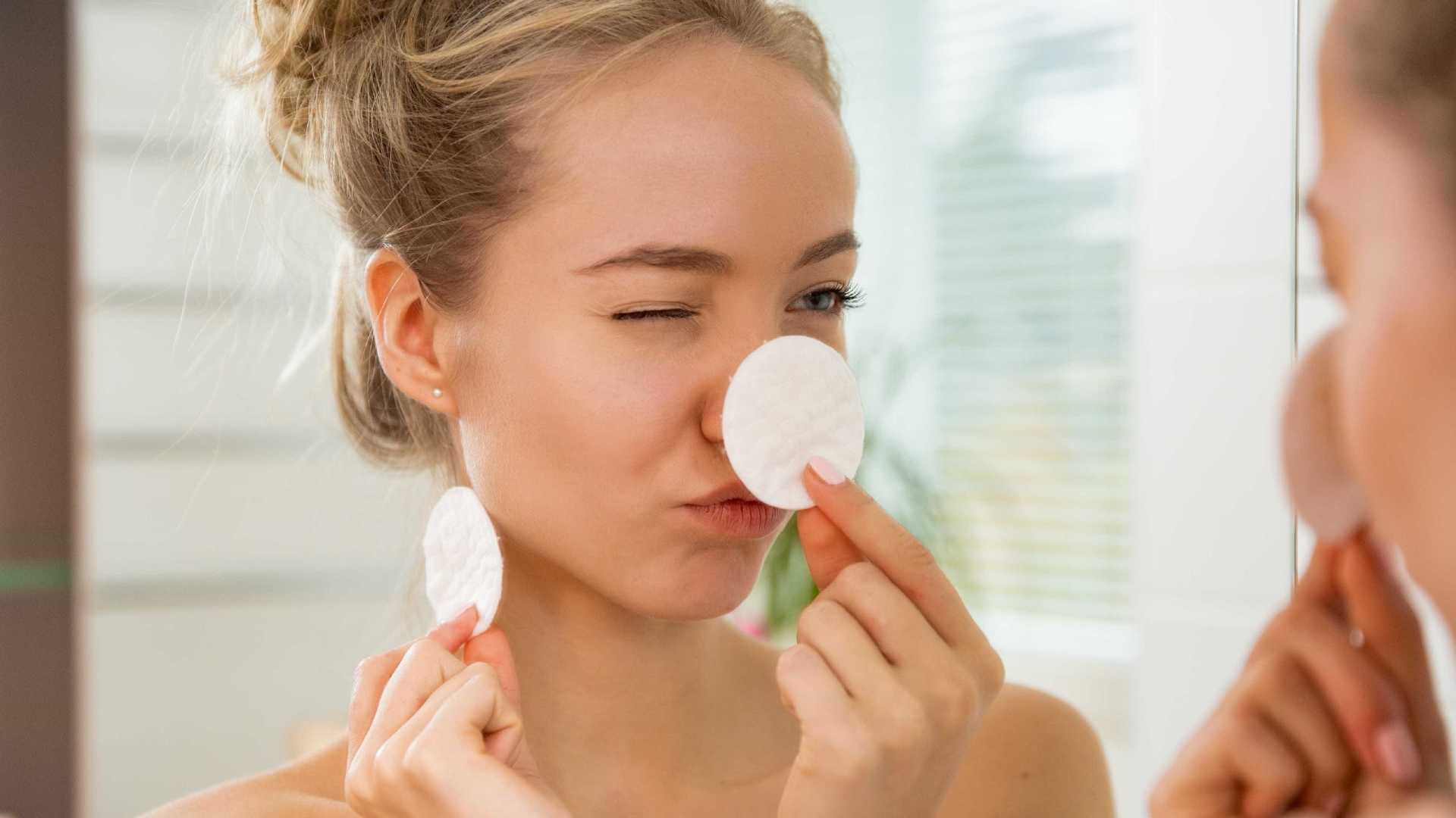 Dormir de maquiagem faz pele envelhecer precocemente e pode cegar