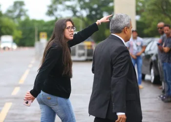 Historiadora hostiliza Bolsonaro em Brasília.
