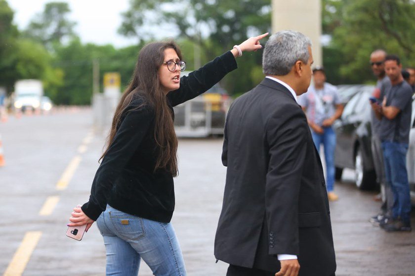Historiadora hostiliza Bolsonaro em Brasília.