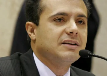Deputado quer bloquear pornografia na internet para coibir masturbação