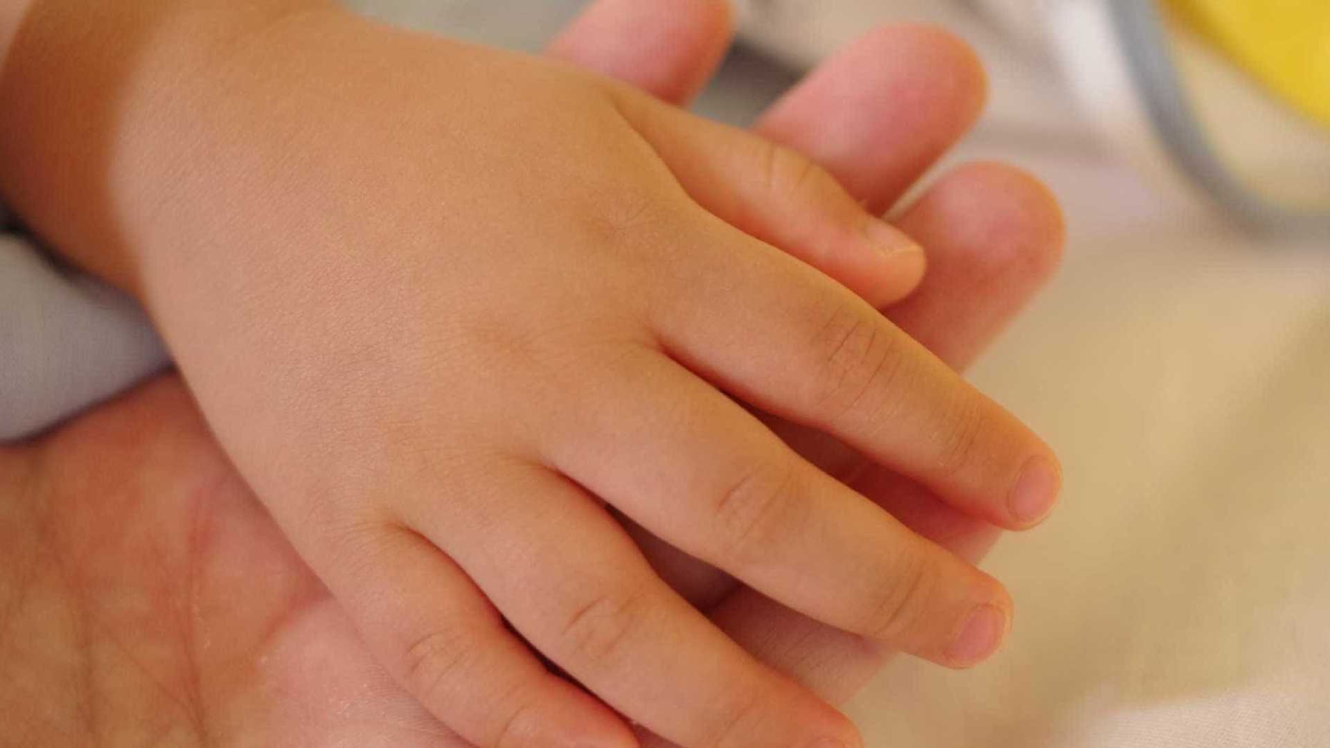 Mulher é condenada a prisão por obrigar a filha a comer fezes