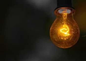 Conta de luz fica mais barata a partir deste sábado