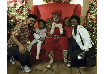 Família publica texto emocionante após encontrar o primeiro Papai Noel negro