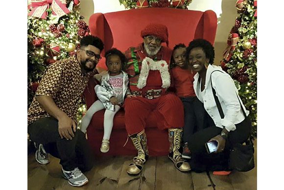 Família publica texto emocionante após encontrar o primeiro Papai Noel negro