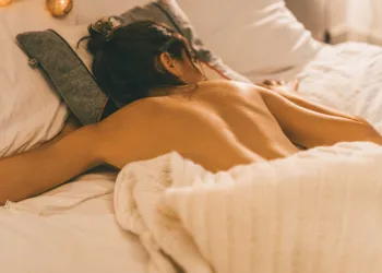 5 razões para dormir sem roupa