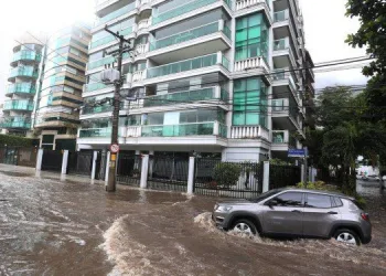 Temporal: Prefeitura do Rio culpa maré alta por afogamentos e caos no trânsito na orla