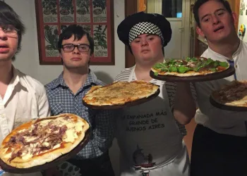 AMIGOS COM SÍNDROME DE DOWN ABREM PIZZARIA APÓS NÃO CONSEGUIREM EMPREGO