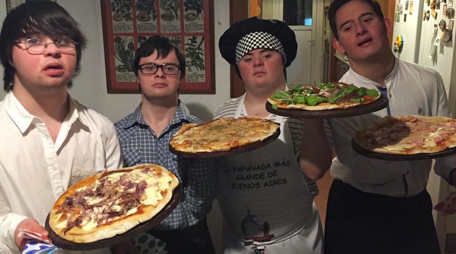 AMIGOS COM SÍNDROME DE DOWN ABREM PIZZARIA APÓS NÃO CONSEGUIREM EMPREGO