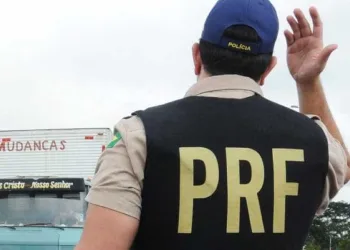 Troca de tiros entre PRF e criminosos deixa 2 mortos e 2 feridos no Rio