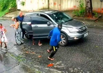 Casal de idosos é retirado às pressas de carro durante roubo em bairro na Zona Oeste