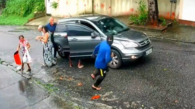 Casal de idosos é retirado às pressas de carro durante roubo em bairro na Zona Oeste