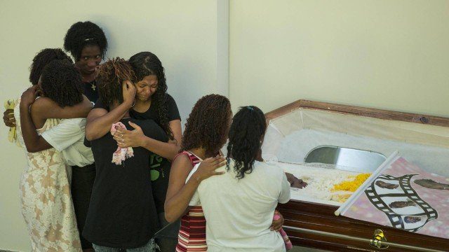 Adolescente morta por bala perdida na Zona Oeste é sepultada no Caju