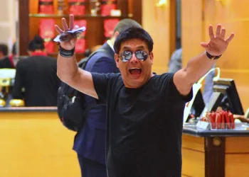 Sérgio Mallandro pede prioridade em ação por ser idoso