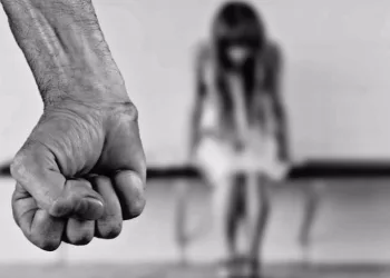 Grávida, menina de 12 anos denuncia pai do bebê por agressão