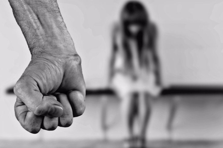 Grávida, menina de 12 anos denuncia pai do bebê por agressão