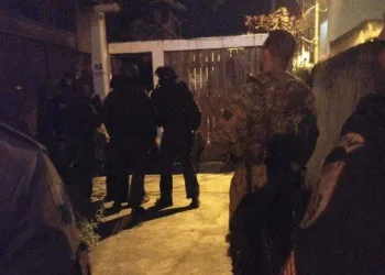 Policiais resgatam mulher e 3 filhos mantidos reféns por marido em Comunidade na Zona Oeste!!