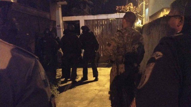 Policiais resgatam mulher e 3 filhos mantidos reféns por marido em Comunidade na Zona Oeste!!