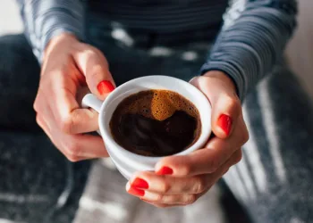 POR QUE SINTO VONTADE DE FAZER COCÔ DEPOIS DE TOMAR CAFÉ?