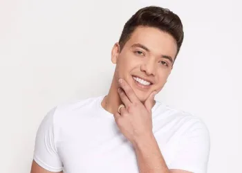 Cantor fala sobre processos contra fakes e ataques à sua família