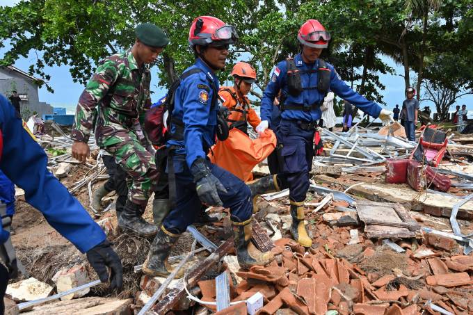 Tsunami na Indonésia: número de mortos sobe para 281