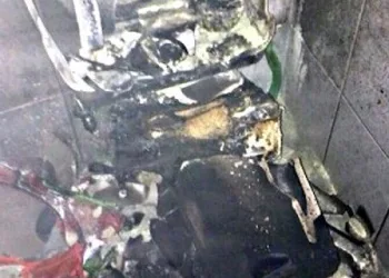 Mulher explode o banheiro para tentar matar uma única barata.