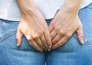 Especialistas alegam que os peidos podem sair pela sua boca se você os segurar por muito tempo.