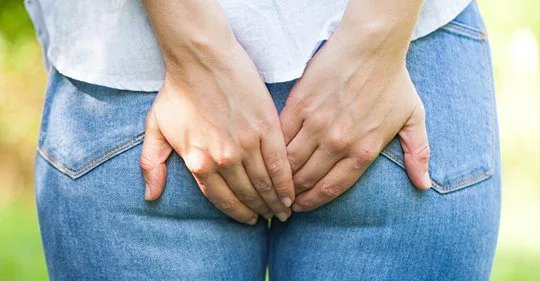 Especialistas alegam que os peidos podem sair pela sua boca se você os segurar por muito tempo.