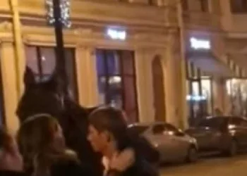 Vídeo! Ex-craque é filmado saindo bêbado de casa de strip e quase é preso por roubo de cavalo