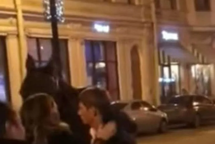 Vídeo! Ex-craque é filmado saindo bêbado de casa de strip e quase é preso por roubo de cavalo