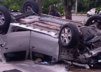 Bandidos invadem pista do BRT, atropelam homem e capotam com carro roubado na Zona Oeste!!