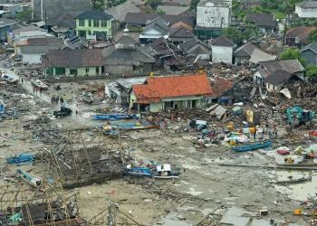Sob a ameaça de novo tsunami, Indonésia esvazia cidades e vilas.