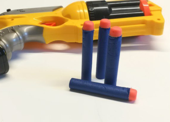 Menino perde olho esquerdo após ser atingido por “tiro” de lançador de dardos ( FOTOS)