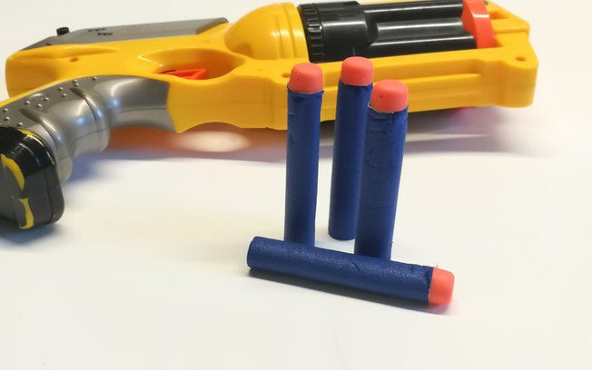 Menino perde olho esquerdo após ser atingido por “tiro” de lançador de dardos ( FOTOS)