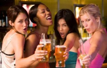 MULHERES QUE BEBEM CERVEJA SÃO MAIS FELIZES E TEM MENOS CHANCE DE INFARTO; SEGUNDO ESTUDO