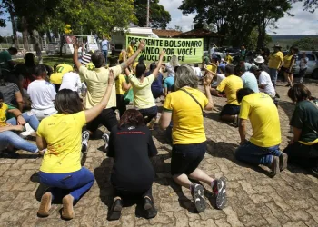 Evangélicos fazem oração para Bolsonaro na entrada da Granja do Torto