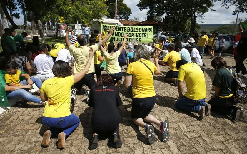 Evangélicos fazem oração para Bolsonaro na entrada da Granja do Torto