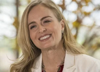 Angélica já é tia-avó e foto da bebê impressiona internautas: “É uma boneca?” (FOTOS)