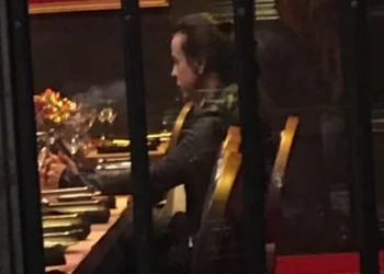 Mulher de Cabral dá almoço de Natal para mais de 60 amigos em churrascaria de luxo