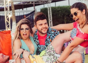 Blogueira dá festão para famosos e evento termina com sexo a três