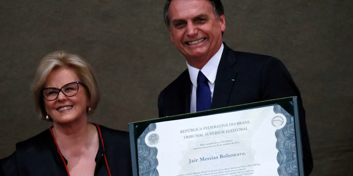 Bolsonaro leva pastor ao TSE, promove oração e causa constrangimento