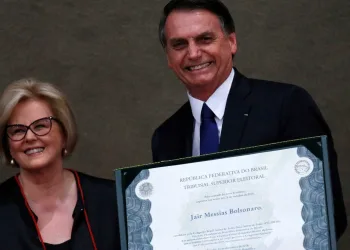 Bolsonaro leva pastor ao TSE, promove oração e causa constrangimento