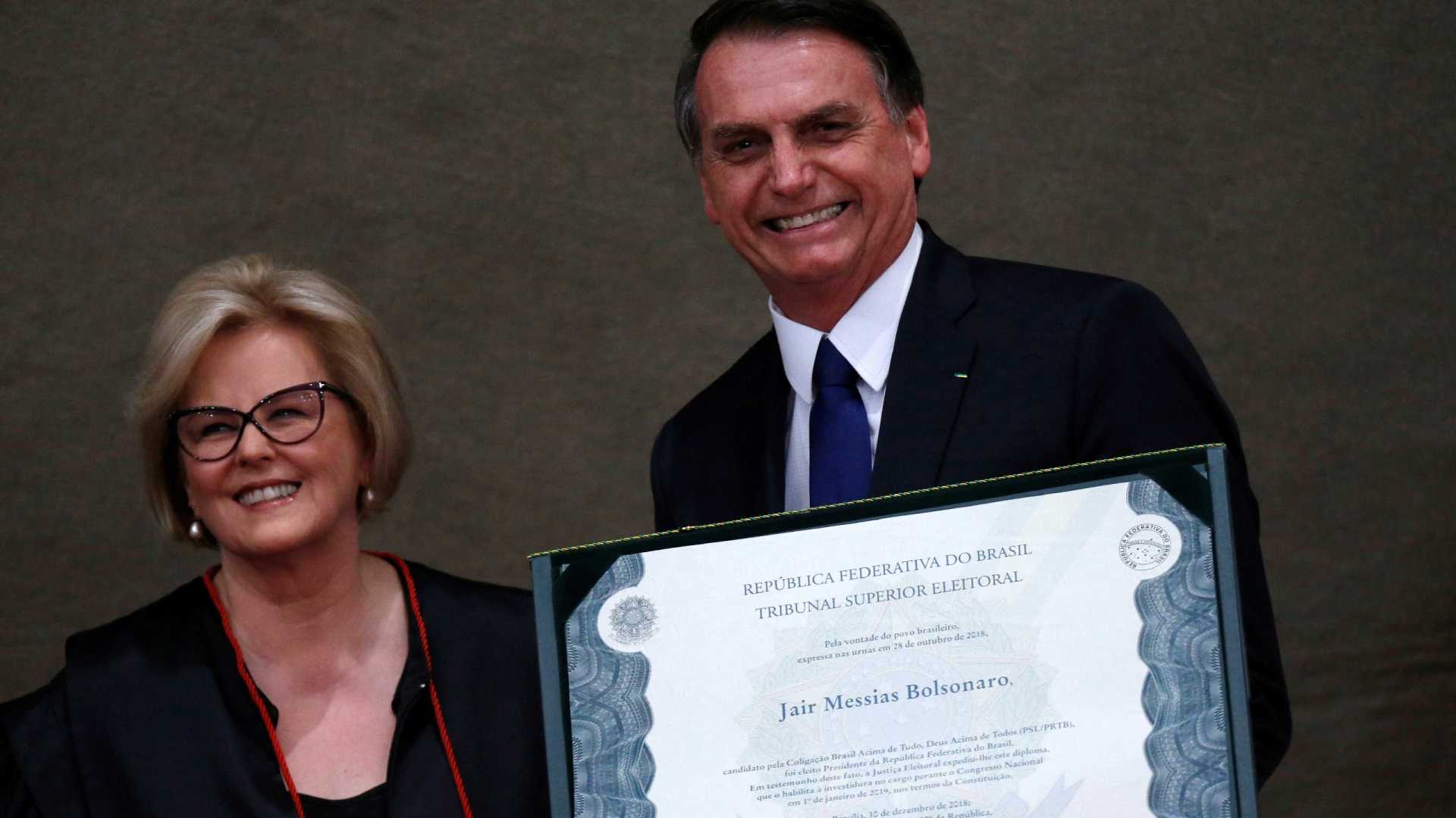 Bolsonaro leva pastor ao TSE, promove oração e causa constrangimento