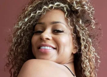 Ex-Miss Bumbum tatua desenho de Bolsonaro no corpo: “Me representa”(FOTOS)