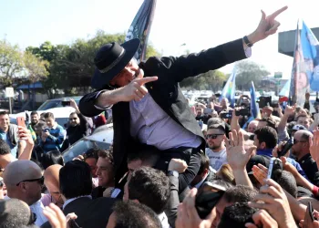 Moro pede e Bolsonaro promete decreto para liberação de arma de fogo
