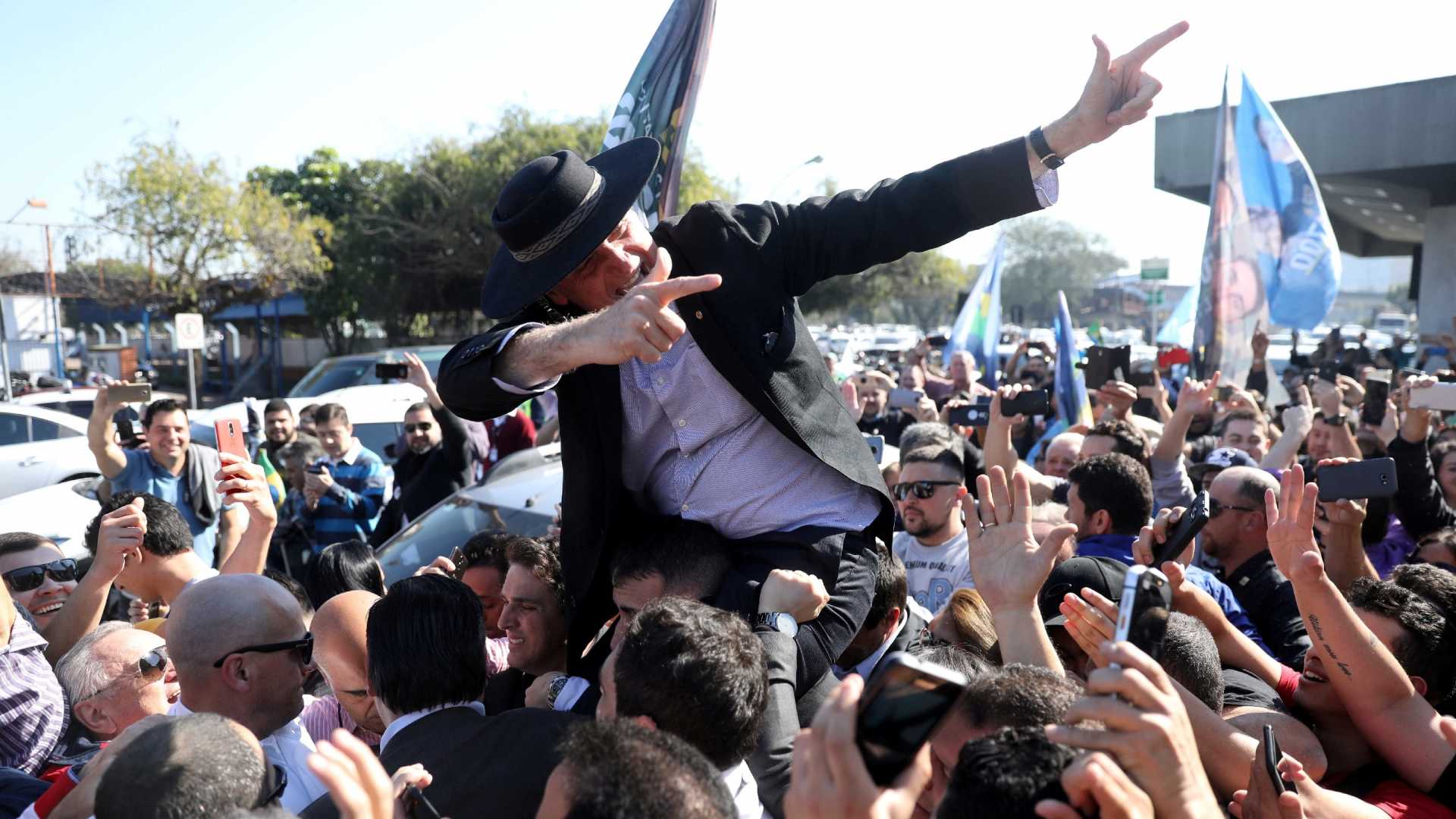 Moro pede e Bolsonaro promete decreto para liberação de arma de fogo